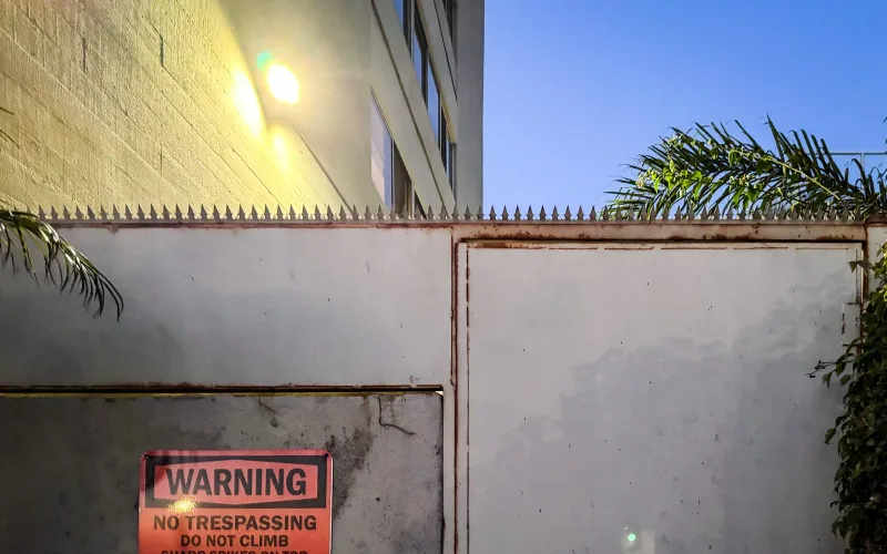 Ninja Deterrent® 安装案例——集合住宅混凝土围墙的连续安装