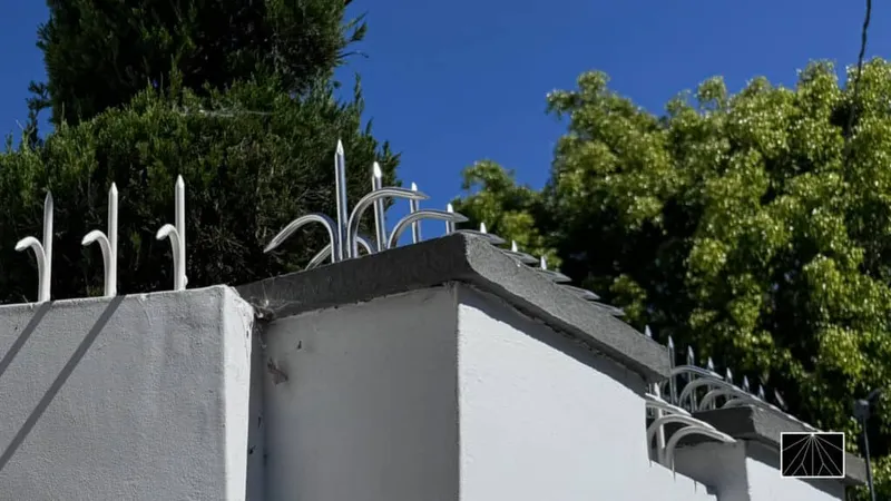 Ninja Deterrent® の施工例 — ハリウッド・サンセット大通りの建物