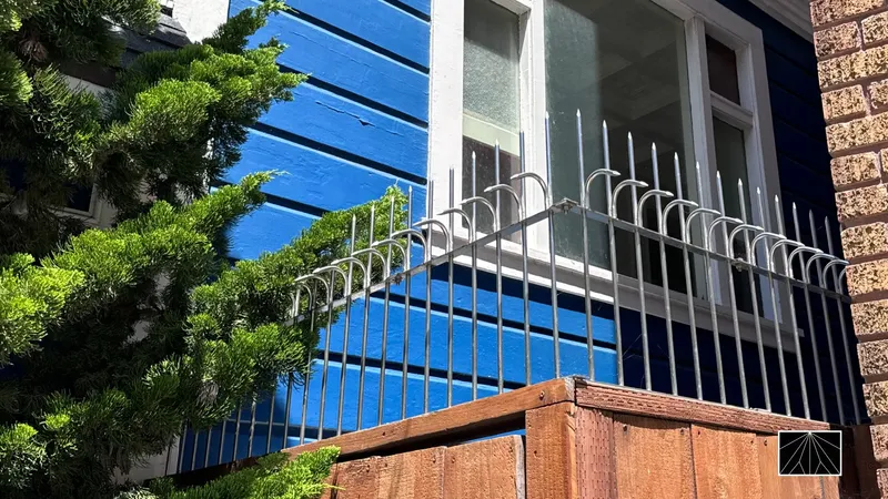 Ninja Deterrent® の施工例 — サンフランシスコのビクトリアン住宅の側面フェンス